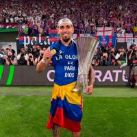 Daniel Muñoz con el trofeo y la medalla de campeón de la Conference League. FOTO CRYSTAL PALACE