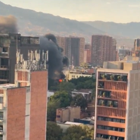 Una densa columna de humo cubre varios edificios de El Poblado, Medellín. Foto: captura de video tomado de redes sociales.