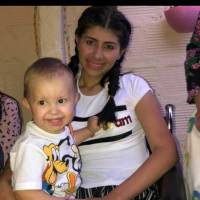 Katy Acevedo, madre afectada por un accidente de tránsito, junto a su bebé. FOTO: Cortesía