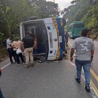 Un bus afiliado a TransOriente se volcó en la autopista Medellín-Bogotá, en jurisdicción de San Luis, Antioquia, dejando dos muertos y siete heridos. FOTO tomada de redes sociales