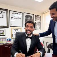 Vozinha firmando entre lágrimas su contrato con Colo-Colo. Foto: @Colocolo