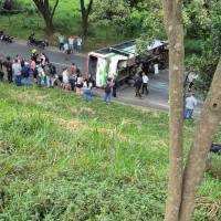 Un bus se volcó en la autopista Norte cerca de la entrada de Girardota. La vía permanece cerrada mientras se atiende la emergencia. FOTO: Cortesía