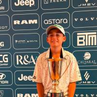 Tomás, con el trofeo del título Nacional Infantil en sus brazos. FOTO CORTESÍA FEDEGOLF