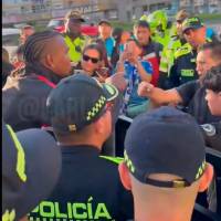 La imagen del video en el que Rodallega encara al aficionado que presuntamente lo agredió con una piedra. FOTO PANTALLAZO TOMADO DEL VIDEO DE X DE @CarlosAfutbol