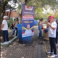 A un costado del parque San Antonio, había un grupo de personas recogiendo firmas para la Asamblea Nacional Constituyente, con una imagen del presidente Petro. FOTO: El Colombiano.
