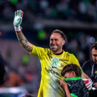 David Ospina, con su hijo Maximiliano en la despedida con la hinchada de Atlético Nacional. FOTO JUAN ANTONIO SÁNCHEZ