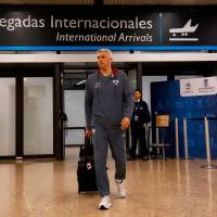 El técnico de Sao Paulo, Hernán Crespo, tras su arribo al aeropuerto de Rionegro. FOTO SAO PAULO