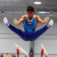 Camilo Vera, en una de sus presentaciones en barras paralelas, una de sus especialidades. CORTESÍA LA OPINIÓN DE CÚCUTA