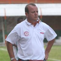 Óscar Aristizábal, cuando dirigía al Deportivo Rionegro. Un técnico que aportó mucho al fútbol colombiano. Foto: Archivo 