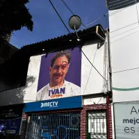 Con pintura roja, vandalizaron la recién inaugurada sede de campaña de Iván Cepeda en Medellín, afectando también a locales comerciales y viviendas vecinas. FOTO: X de Ariel Ávila (@ArielAnaliza)