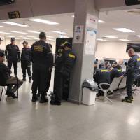 Son 22 socorristas de Medellín que permanecen en un aeropuerto venezolano a la espera de que les autoricen el ingreso a ese país. Foto: Cortesía