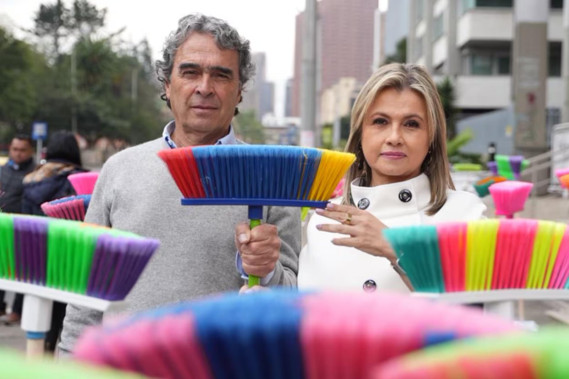 ¿Una escoba? La llamativa estrategia de Sergio Fajardo para sacudir su campaña y reconectar con la calle