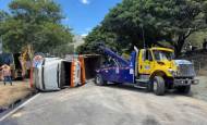 Así quedó la volqueta accidentada en la autopista Norte, en la entrada a Copacabana, situación que colapsó la movilidad hacia el norte metropolitano. Los automotores son desviados por la via a Machado. FOTO: CORTESÍA ALCALDÍA DE COPACABANA