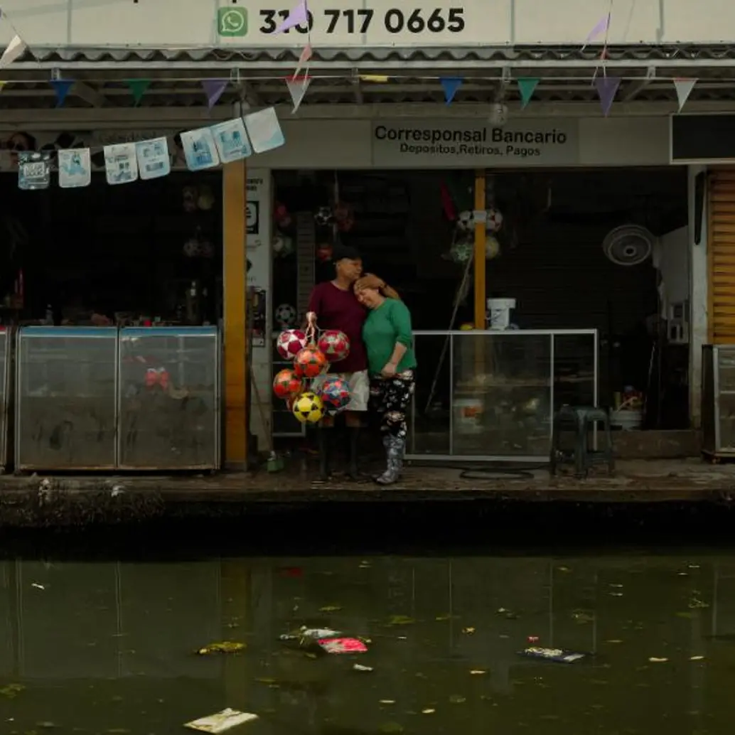 Calixto y su esposa en la Papelería Calixto, perdieron su inversión debido a las inundaciones. Foto: Cortesía.