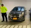 Los dos carros implicados en la reunión previa y el atentado a Miguel Uribe; en el recuadro, una cámara de la gasolinera captó a alias “el Costeño” FOTOS: CORTESÍA.