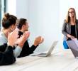 Postulante realizando un simulacro de una entrevista assessment ante un grupo de personas. Este es un tipo de entrevista práctica y dinámica en la que se simulan situaciones reales de trabajo. FOTO: SHUTTERSTOCK