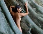 La mujer aseguró que se había tomado la foto hace unos años y que no sabía que el árbol era sagrado. FOTO: TOMADA DE INSTAGRAM @loveisloveluiza