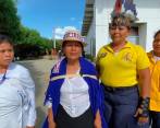 Ella es Aida Marcela Vargas Jumbe (de chal azul), junto a otras compañeras indígenas de los bomberos. FOTO CORTESÍA DNBC.