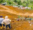 <p>Miles de metros cúbicos de tierra se vinieron sobre, aproximadamente, 50 viviendas. Los vecinos del sector, pese a los llamados de alerta, se quedaron en el sitio para buscar a sus vecinos desaparecidos en esta emergencia.<b><span class=mln_uppercase_mln> </span></b><b><span class=mln_uppercase_mln></span></b></p><p>FOTO<b><span class=mln_uppercase_mln> Esneyder Gutiérrez</span></b></p>