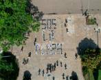 El SOS emitido desde la Plaza de Botero fue realizado con fotografías de la población que ha estado ausente desde el cerramiento. FOTO: Cortesía Everyday Homeless