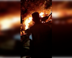 La conflagración ocurrió en la comuna 3 (Manrique) hacia las 8 de la noche del pasado domingo 23 de abril. FOTO: CORTESÍA TELEANTIOQUIA NOTICIAS