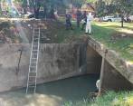 Los agentes del CTI de la Fiscalía realizaron la inspección al cadáver de este habitante de calle. En estas labores contaron con el apoyo de los Bomberos de Medellín. FOTO: CORTESÍA