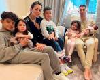 Cristiano Ronaldo con sus hijos y la recién nacida Bella. FOTO TOMADA INSTAGRAM 