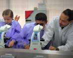Los menores participantes de estos cursos tienen la posibilidad de hacer uso de los equipos de la Universidad de Antioquia. En la imagen analizan microorganismo en el agua. FOTO CORTESÍA
