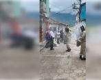 Los organismos de socorro tuvieron que vestir trajes especiales y dispersar humo por las calles para neutralizar a los insectos. FOTO: CORTESÍA MI ORIENTE