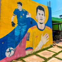 Afuera de la casa del abuelo paterno de Luis Díaz hay pintado un mural con el rostro del futbolista guajiro con la Selección Colombia. FOTO CORTESÍA 
