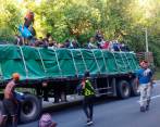 Este grupo de polizones invadieron este camión de carga para que los transportara hacia el Urabá antioqueño. FOTO: CORTESÍA