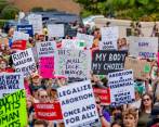 En Nebraska se han registrado protestas por este caso que criminaliza el aborto. FOTO Efe