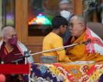 El Dalai Lama, Tenzin Gyatso, besó en la boca al menor el pasado 28 de febrero. FOTO CORTESÍA