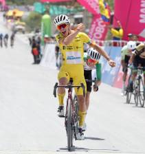 Miguel Ángel “Supermán” López celebra su victoria número ocho en la Vuelta a Colombia. FOTO TEAM MEDELLÍN 
