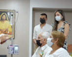 La pareja planeó y realizó su boda mientras Carlos, paciente de cáncer, estaba hospitalizado. FOTO: Captura de pantalla @fcvcolombia