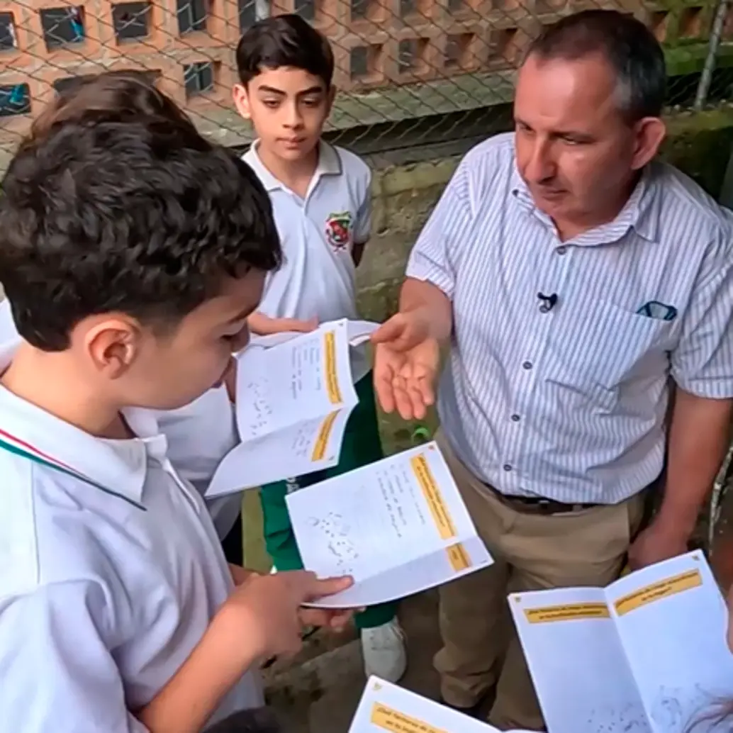 El docente Yamid Arango con sus estudiantes de Generación Tech.<b> FOTO EL COLOMBIANO</b>