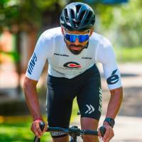 Néstor Cuadrado busca, con sus desafíos en bicicleta, inspirar a las personas a que salgan adelante en medio de sus dificultades. “Un reto por quienes aún luchan” es el eslogan de su siguiente desafío. FOTO CORTESÍA ALTA MONTAÑA