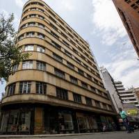 Aspecto del edificio La Naviera–Antioquia, en el Centro de Medellín. Nótese su semejanza con el frente de un barco. Foto: Julio César Herrera Echeverri.