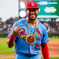 Joshua Báez hizo historia en el Wrigley Field al convertirse en el primer jugador en conectar tres jonrones en su partido debut en las Grandes Ligas. FOTO: @Cardinals