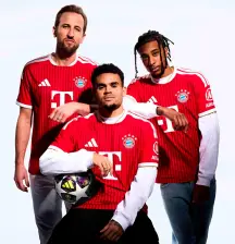 El colombiano Luis Díaz junto a Harry Kane y Michel Olise en la publicidad que el equipo bávaro ha dispuesto para promocionar la nueva camiseta de local del Bayern Múnich. FOTO TOMADA X@FCBayern