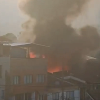 El incendio destruyó una vivienda en el barrio Antioquia de la comuna Guayabal, Medellín. Foto: captura de un video de redes sociales.