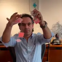 El alcalde le dio vehemencia a sus palabras con las papeletas de tusi en su escritorio que lanzó al aire. FOTO: CAPTURA DE PANTALLA
