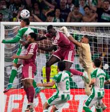 Este es el momento del gran salto de Nelson Deossa para ganar el balón en el aire, superando además a los rivales Jude Bellingham e Ibrahima Konaté, quienes no pudieron impedir el cabezazo del colombiano. FOTO TOMADA INSTAGRAM 
