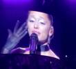 La cantante Ariana Grande, quien en los últimos meses ha sido “comidilla” de redes sociales por su extrema delgadez, se despidió con lágrimas de sus seguidores en el último concierto de su gira “Eternal Sunshine”. Foto: Redes