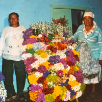 Hersilia Grisales, junto a su madre, Isabel Atehortúa, dos pioneras del tradicional Desfile de Silleteros. Foto: archivo familiar.