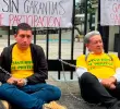 Campesinos y pequeños mineros de Santander se encadenaron frente al Ministerio de Ambiente durante una jornada de protesta en Bogotá. FOTO: CORTESÍA
