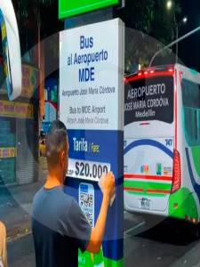 Bus de Medellín al aeropuerto de Rionegro sube a $20.000: así quedaron los pagos