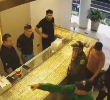 Imágenes de seguridad registraron el momento en que los asaltantes, disfrazados con uniformes de policía y de mensajero, ingresaron a la Joyería Franco en Bucaramanga para ejecutar el millonario robo. Foto: captura de video cámara de seguridad.