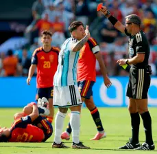 El jugador Enzo Fernández de Argentina es expulsado por doble amarilla, tras cometer una falta descalificadora a au Cubarsí. FOTO GETTY