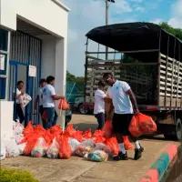 Este es uno de los momentos en los que el delantero Alfredo Morelos acomoda las ayudas para las familias en Córdoba. FOTO PANTALLAZO